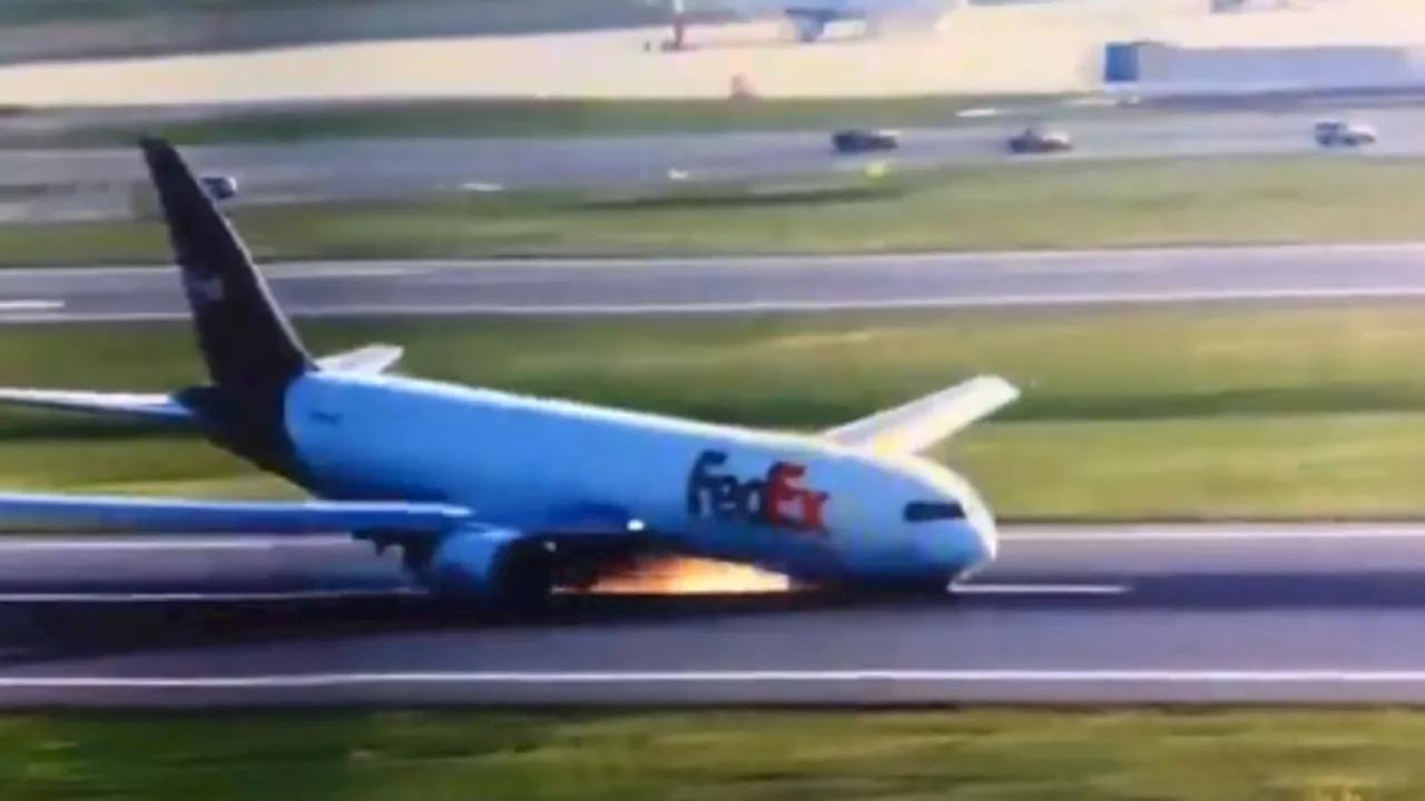 VÍDEO: Un avión recorre varios metros arrastrando la parte frontal por la pista