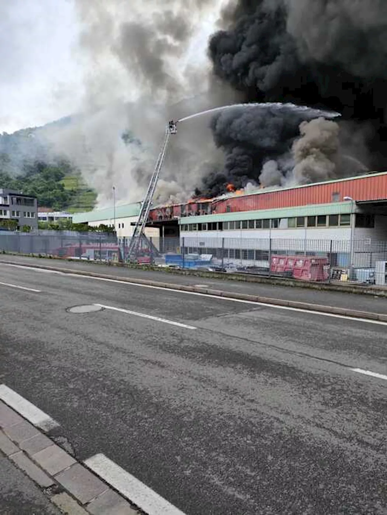 Grande incendio a Bolzano in zona artigianale Piani