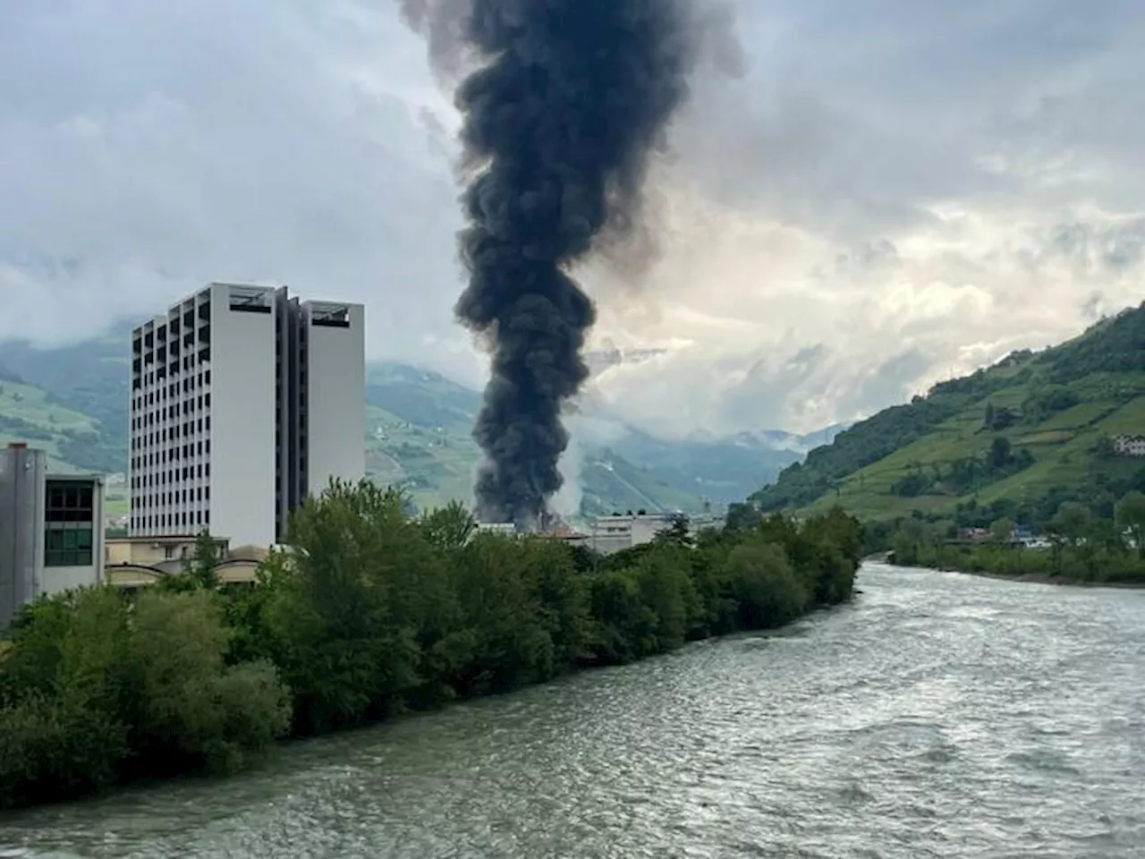 In fiamme la Alpitronic a Bolzano, chiuso lo spazio aereo