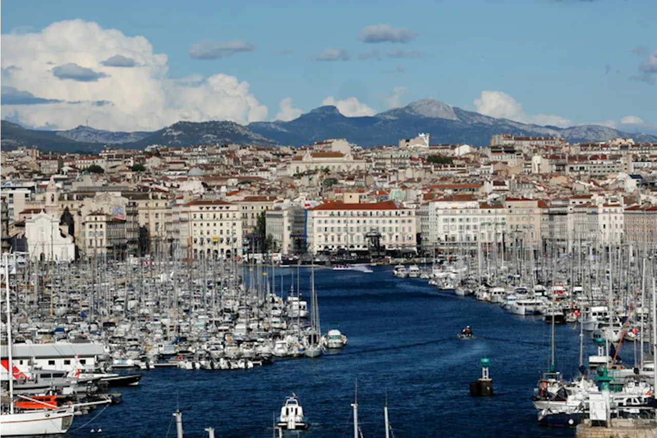 Parigi 2024: fiamma olimpica arrivata al largo di Marsiglia