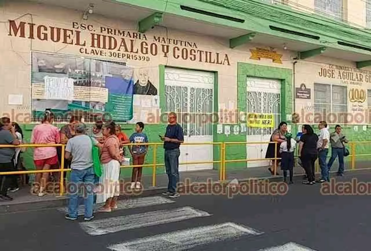 Toman escuela de Orizaba en protesta por falta de docente desde hace 15 días