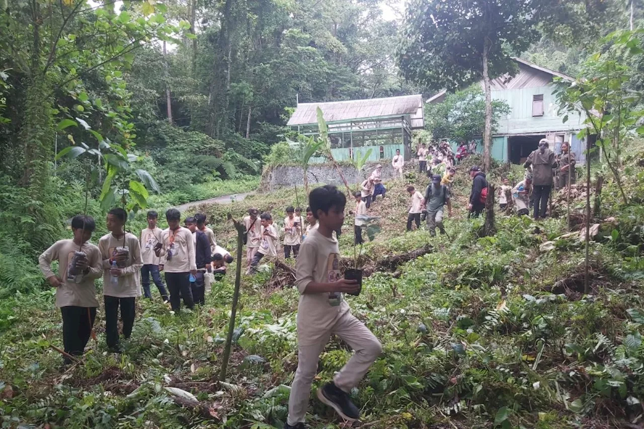 Balai TN Manusela ajak siswa tanam pohon pakan burung paruh bengkok