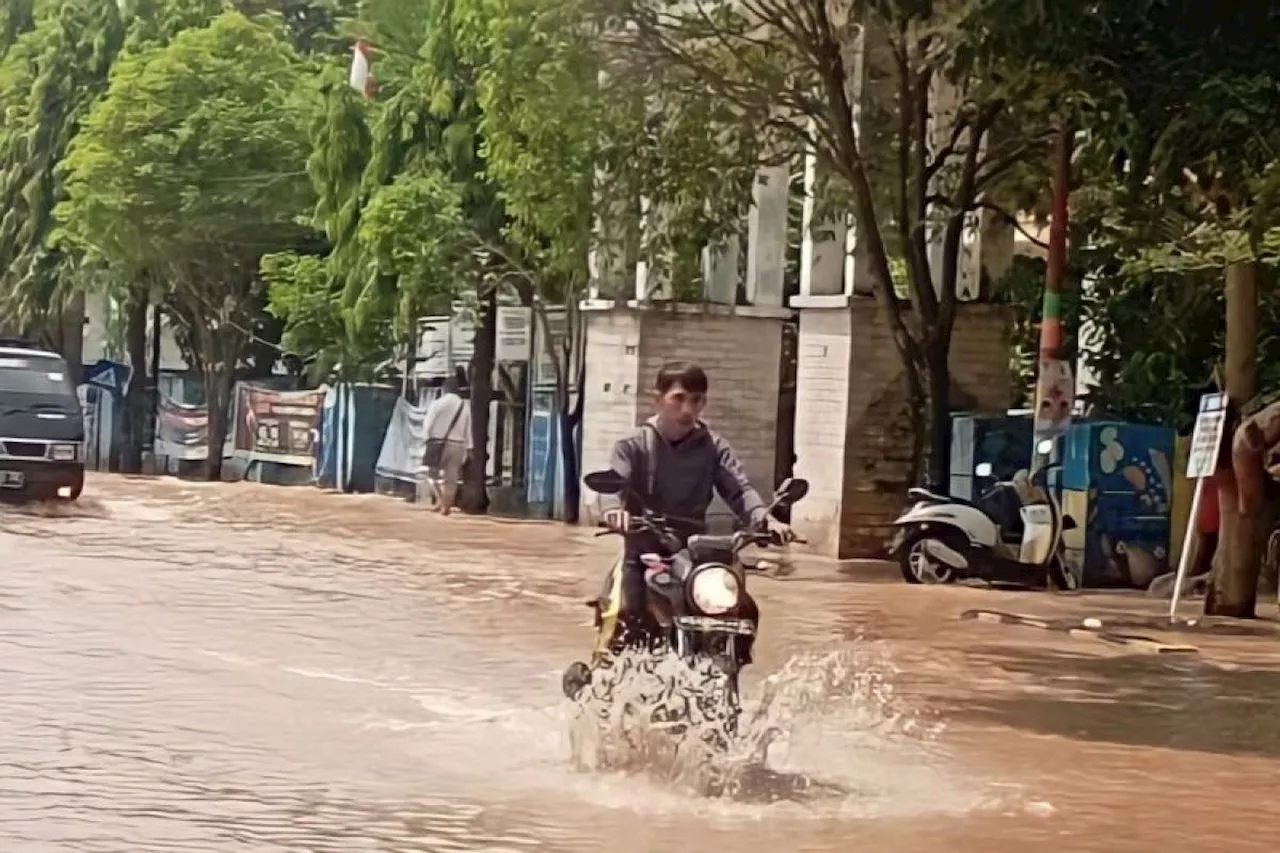 Jalan Lintas Sumatera OKU lumpuh total akibat banjir