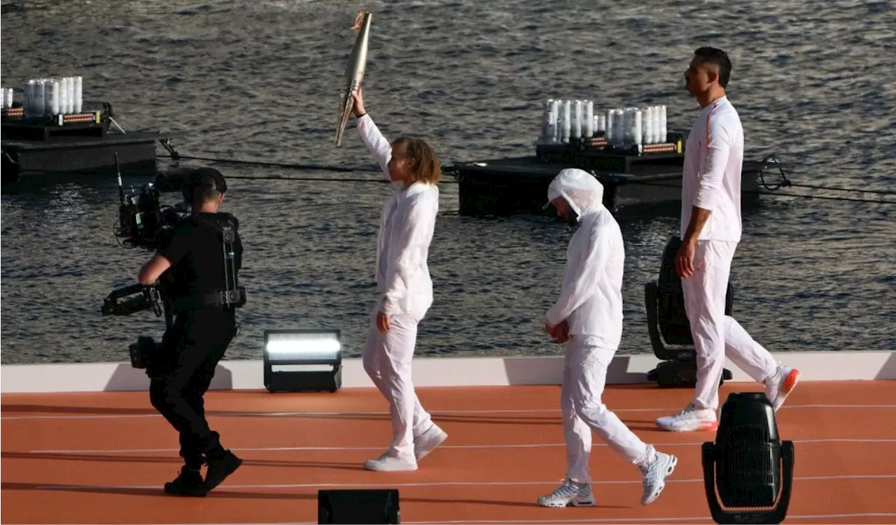 La llama de los Juegos Olímpicos llegó a Francia en tremenda ceremonia