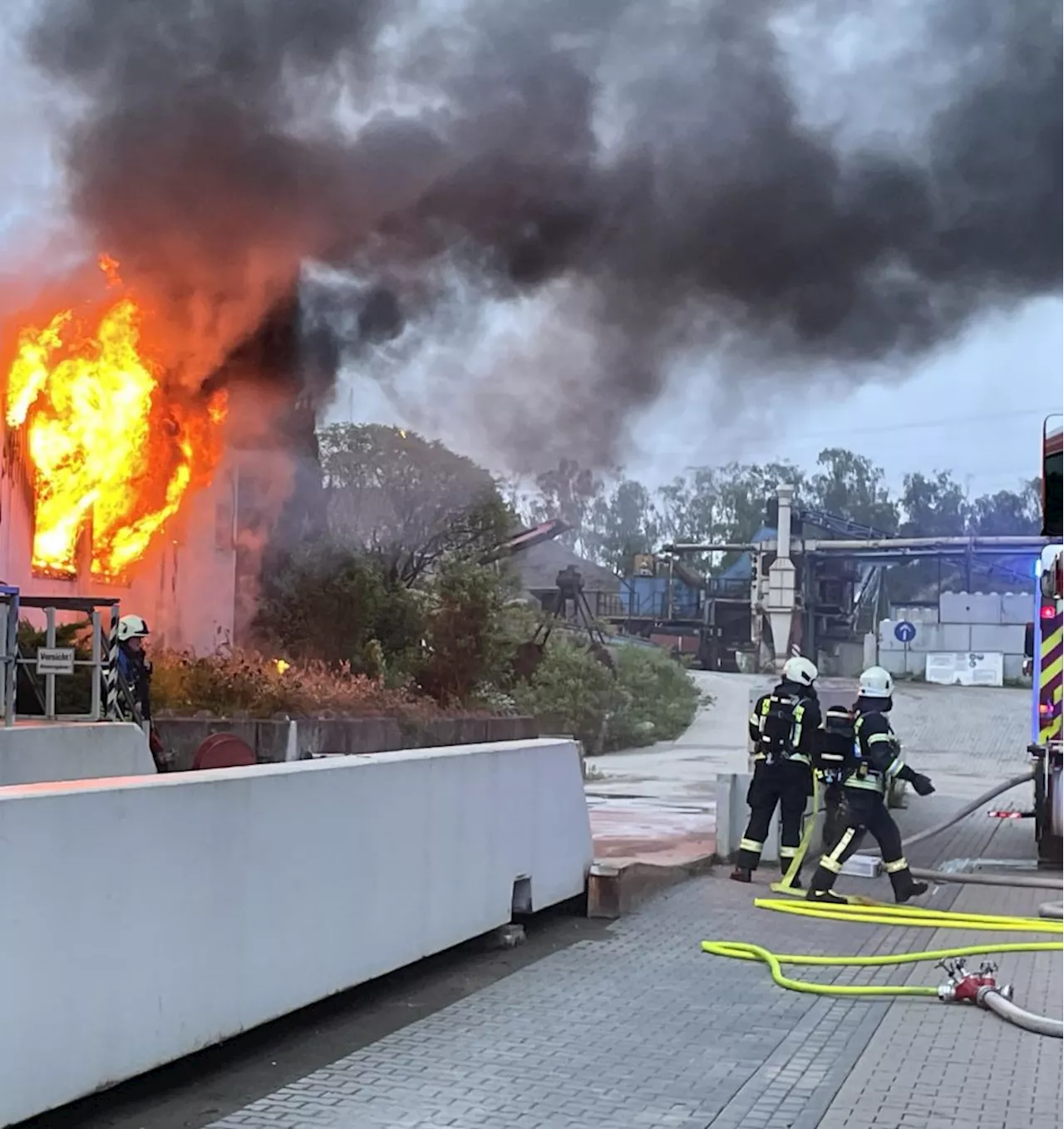 Brannte Aufenthaltscontainer im Gewerbegebiet