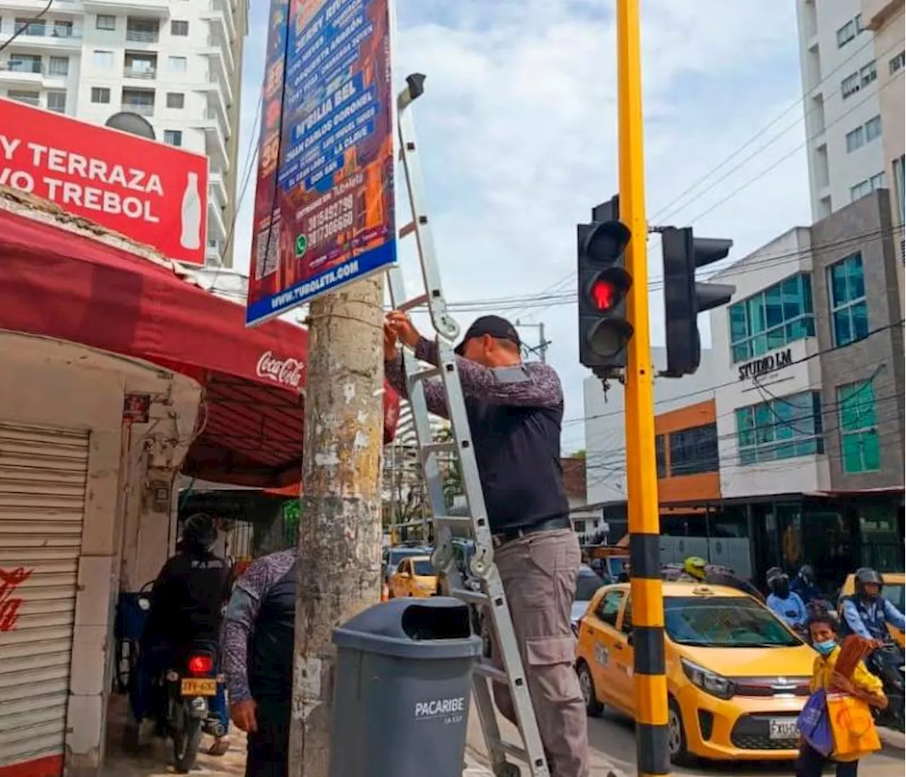 EPA Cartagena y Guardia Ambiental desmontan avisos en espacio público en Manga