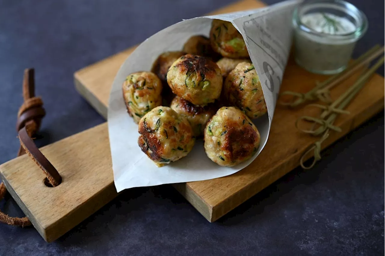 Zucchini-Hähnchen-Bällchen mit Feta-Joghurt-Dip