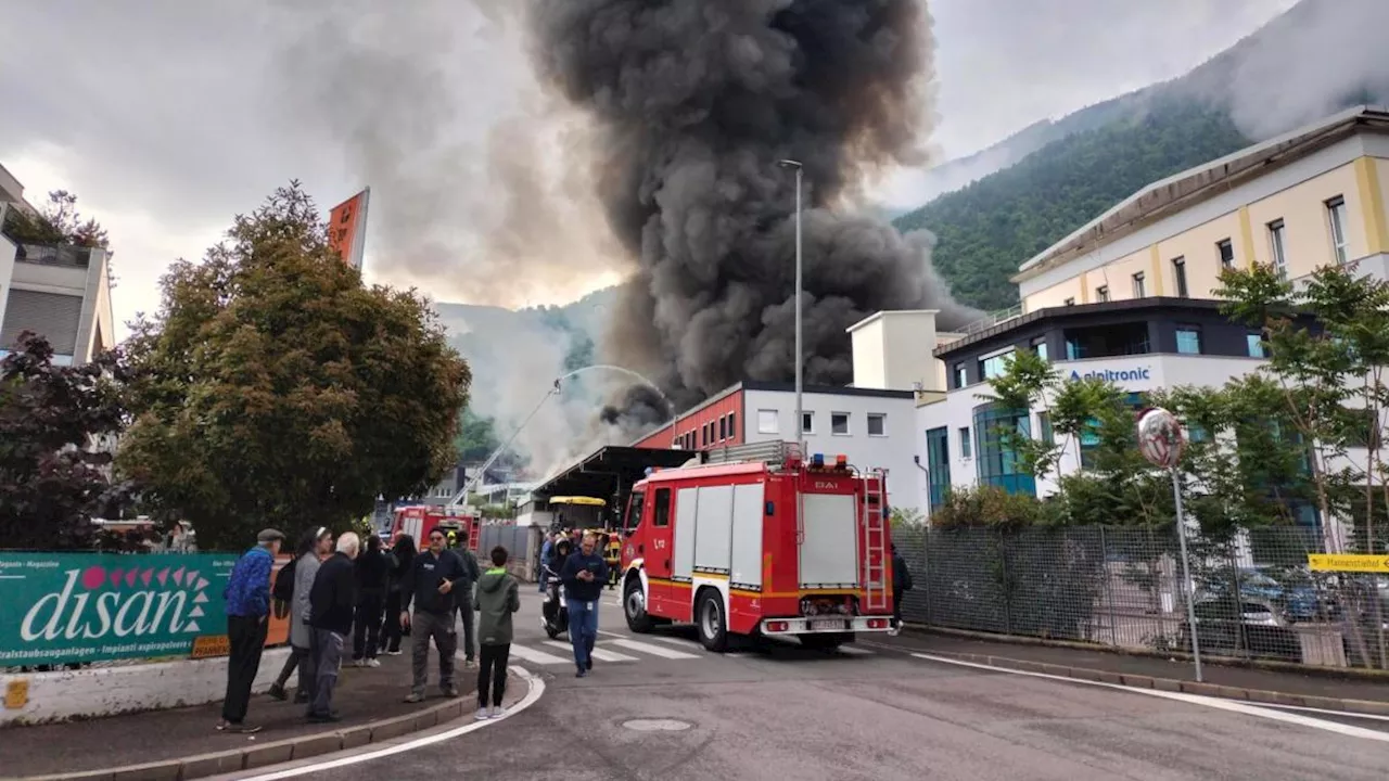 In fiamme fabbrica colonnine per auto elettriche, chiuso spazio aereo