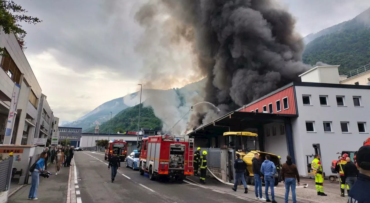 Incendio a Bolzano, brucia stabilimento Alpitronic (che produce colonnine di ricarica per auto elettriche): ch