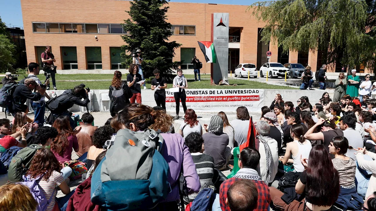 Los estudiantes acampados en la Universidad Complutense: “Seguiremos unos días más”