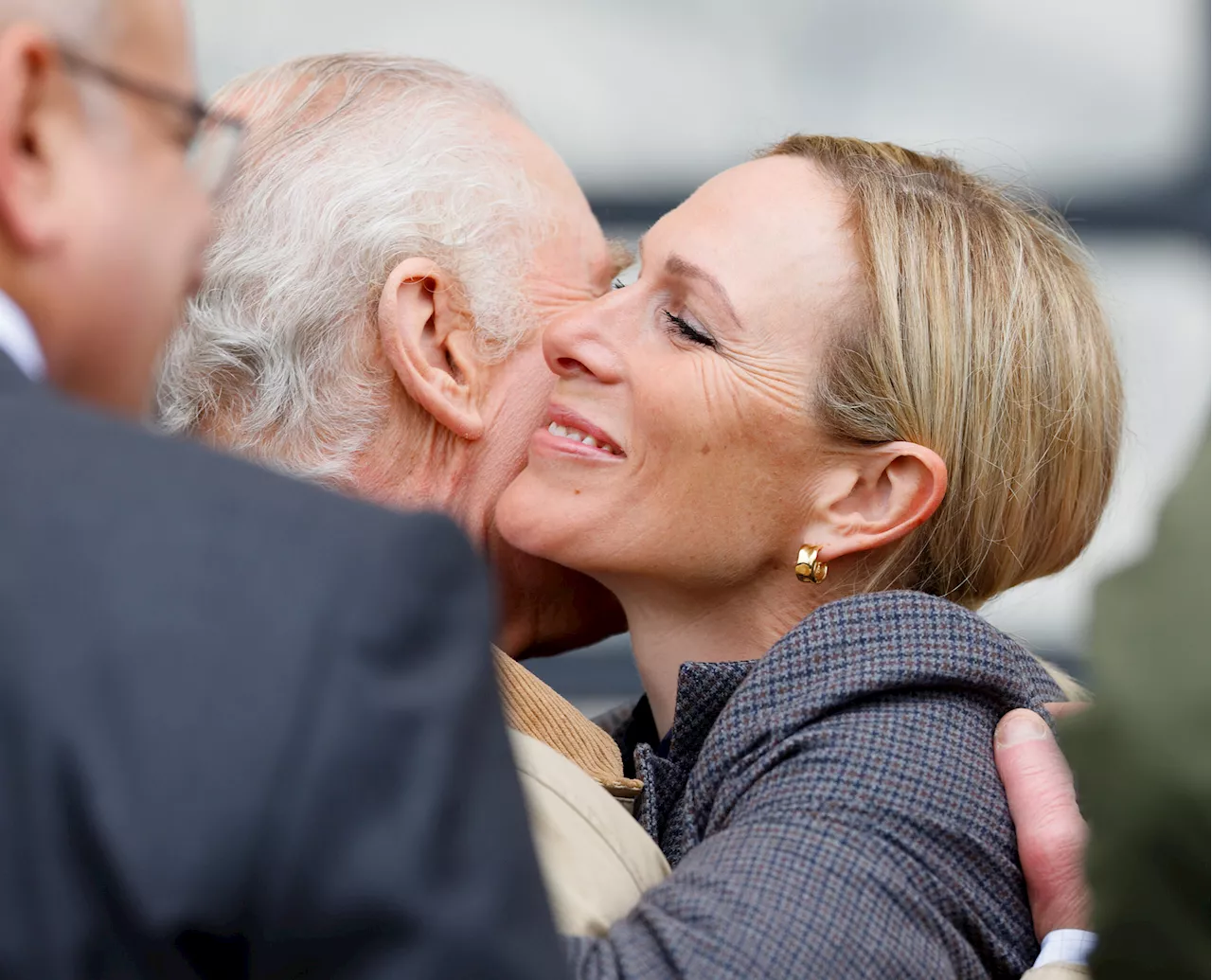 Finalmente liberi di abbracciarsi in pubblico, la Royal Family dice addio al protocollo