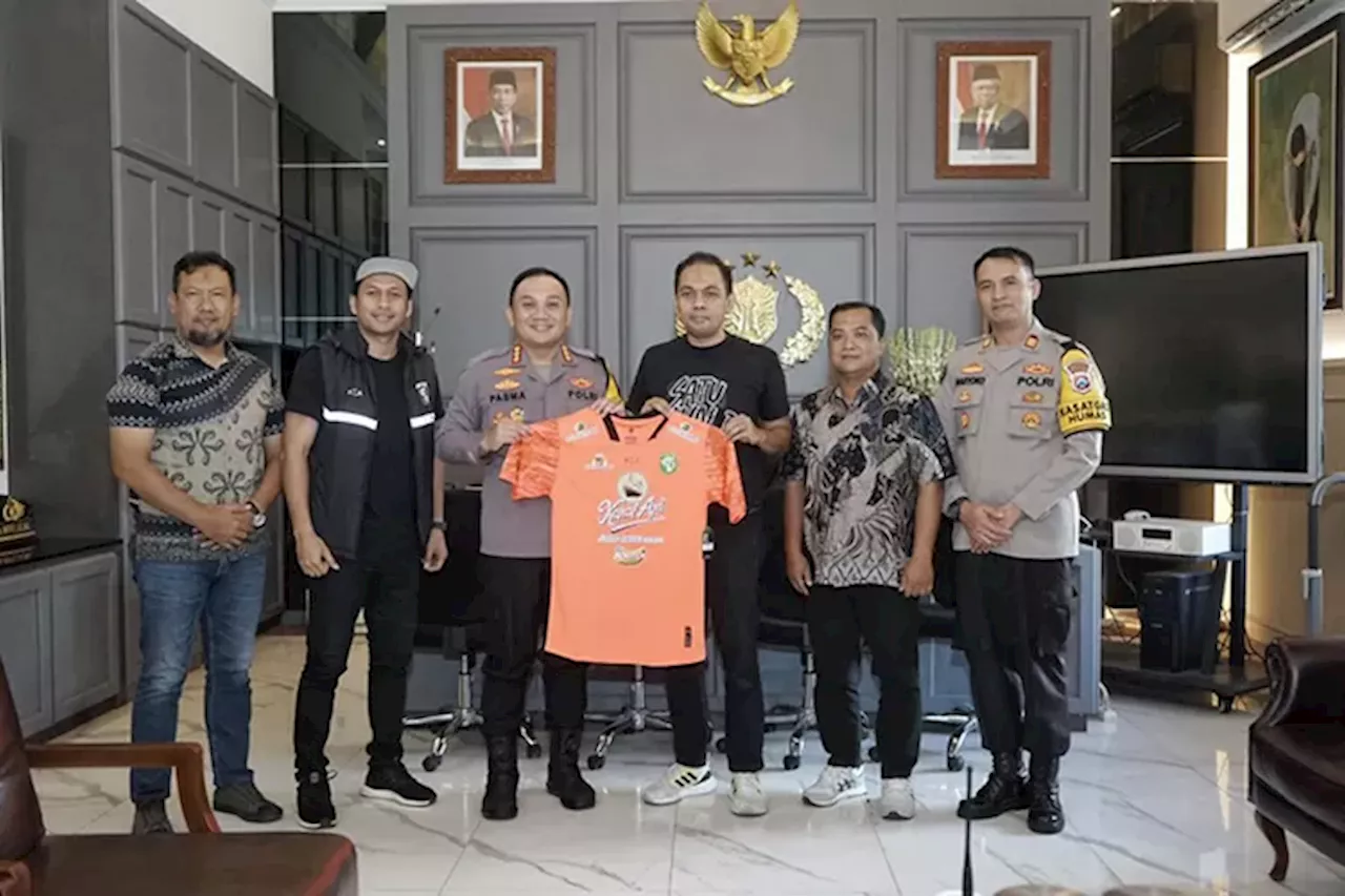 Terungkap Alasan Manajemen Persebaya Surabaya Berikan Jersey Kiper ke Polrestabes Surabaya