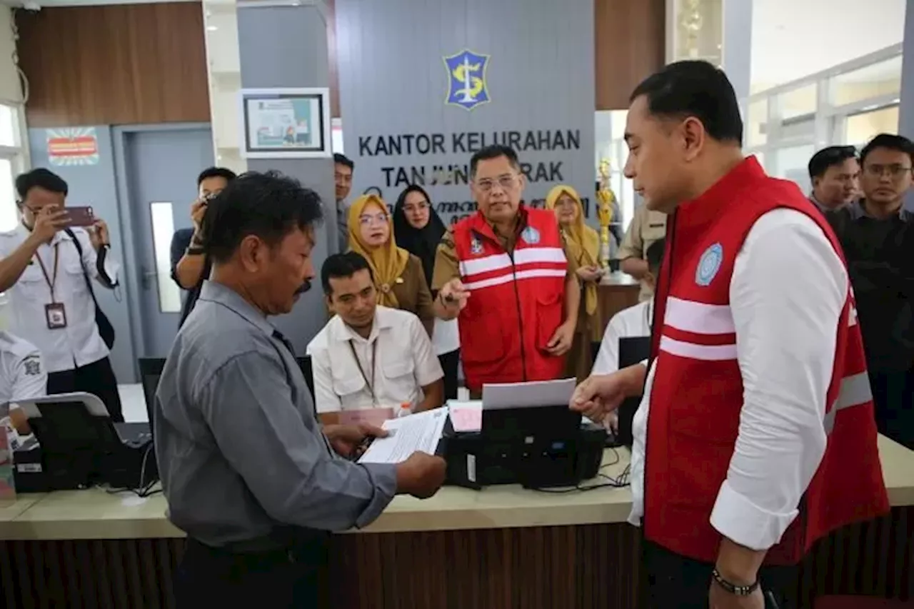 Wali Kota Surabaya Eri Cahyadi Berkantor di Kelurahan Tanjung Perak, Janjikan Soal Adminduk Rampung 24 Jam