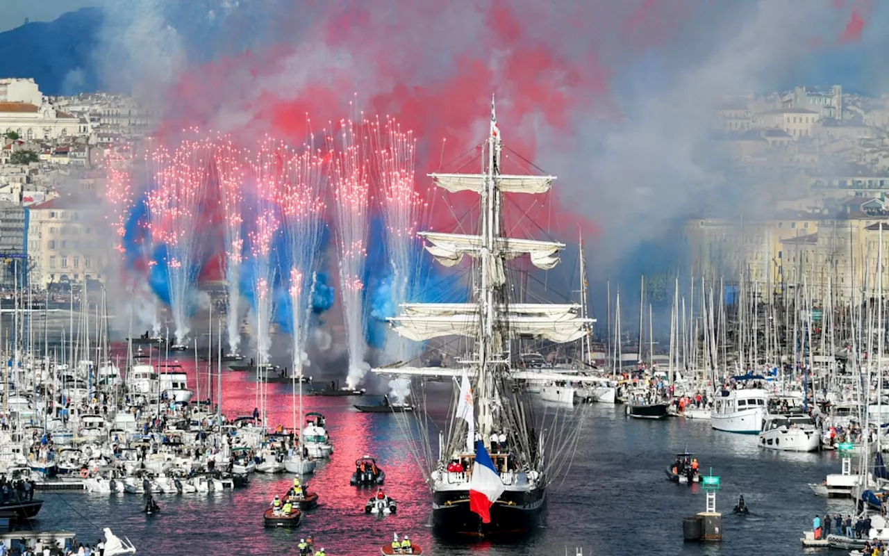 Paris-2024: tocha olímpica chega à França pelo porto de Marselha