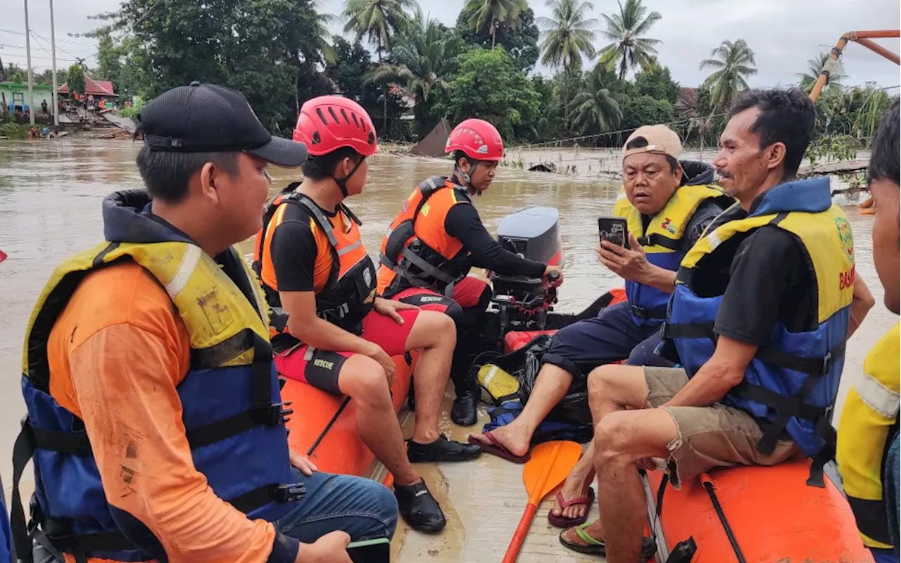 Basarnas Sumsel Mengerahkan Personel Mengevakuasi Warga Terdampak Banjir di OKU