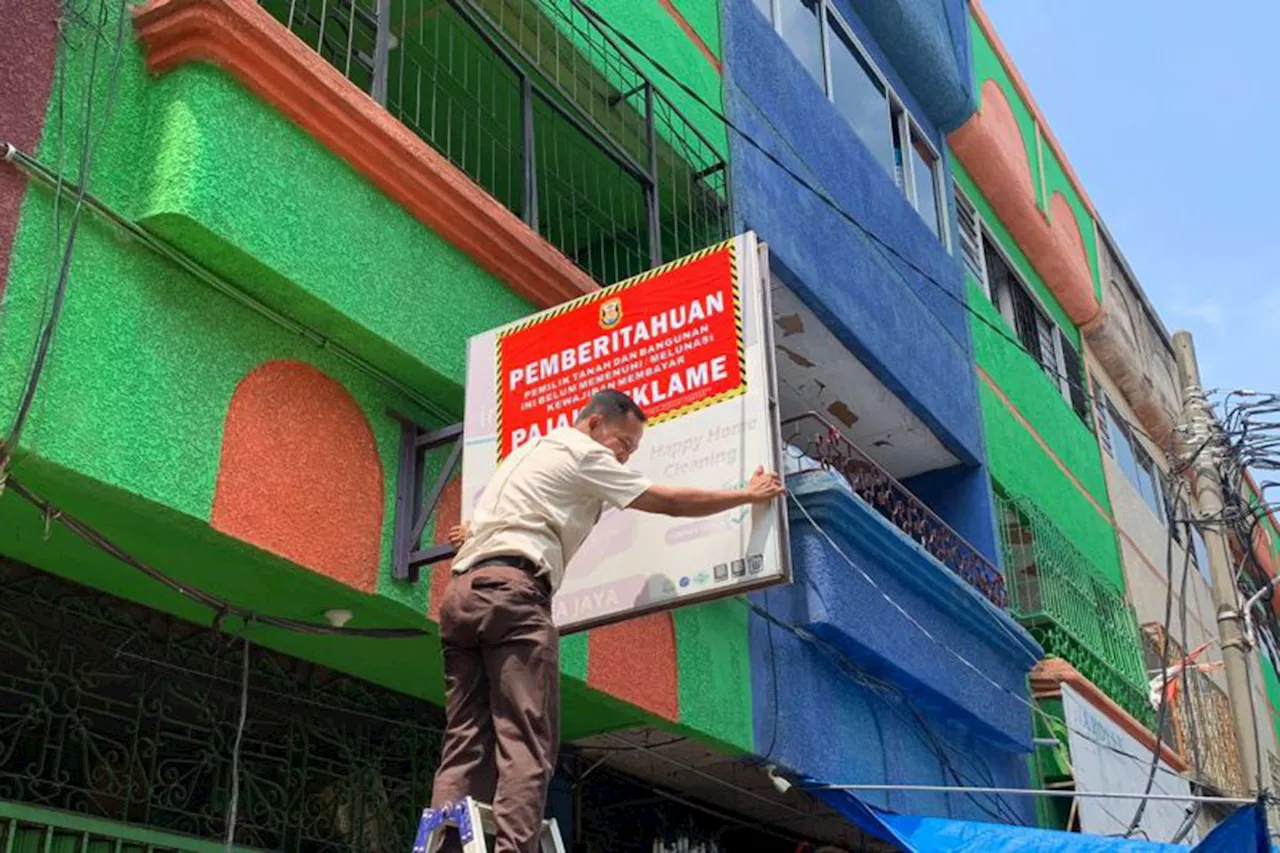 Tempat Usaha Menunggak Pajak Dipasangi Stiker, Lihat