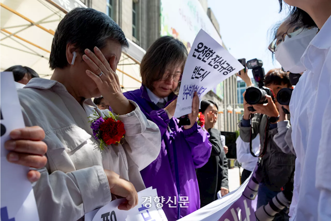 ‘눈물의 카네이션’···이태원 참사 유가족의 ‘두 번째 어버이날’