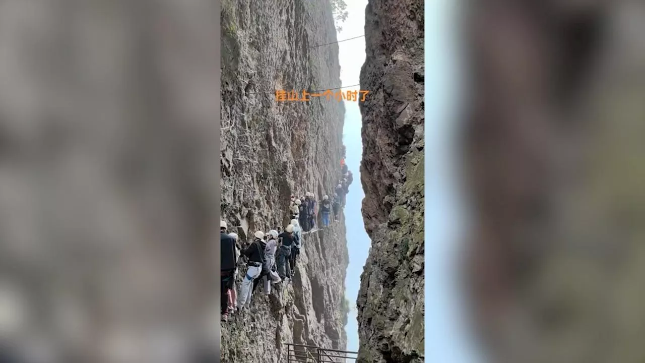 Cina, troppi turisti sul sentiero di climbing: a decine bloccati a strapiombo sul monte Yandang