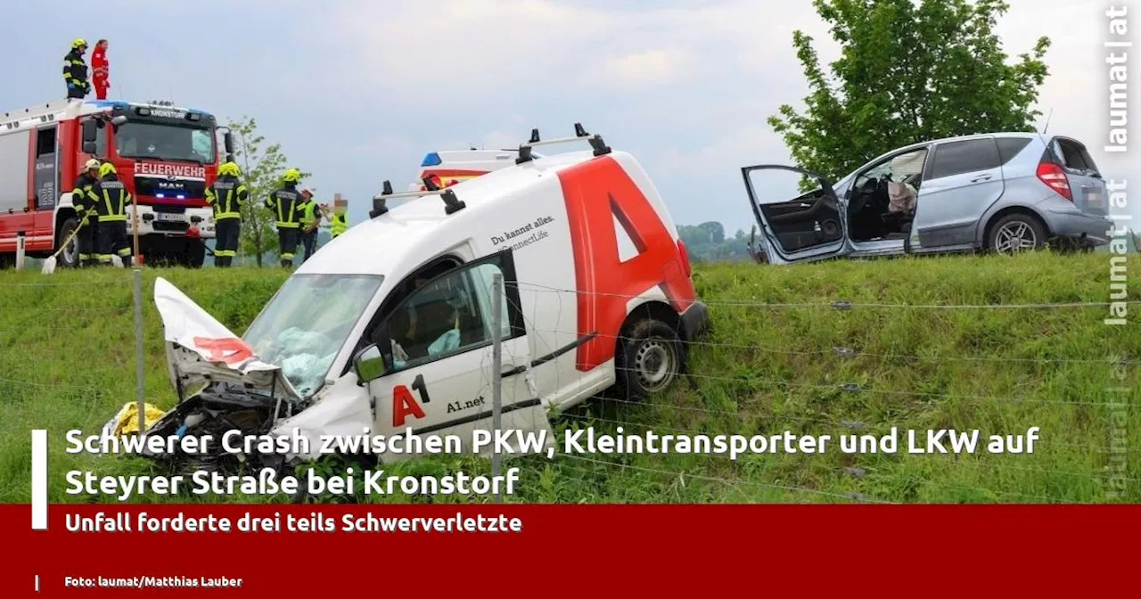 Schwerer Crash zwischen PKW, Kleintransporter und LKW auf Steyrer Straße bei Kronstorf