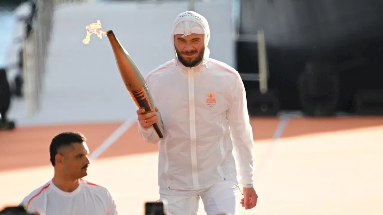 JO Paris 2024 : Jul porteur surprise de la flamme pour son arrivée à Marseille