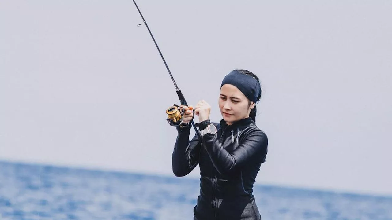 6 Potret Prilly Latuconsina Mancing di Perairan Bolsel Sulawesi Utara, Girang Dapat Ikan Barakuda Mantap!