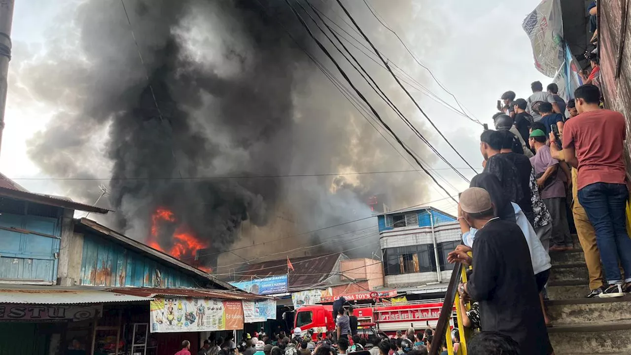 Kebakaran Melalap Kompleks Pasar Raya Padang, Kerugian Capai Rp10 Miliar