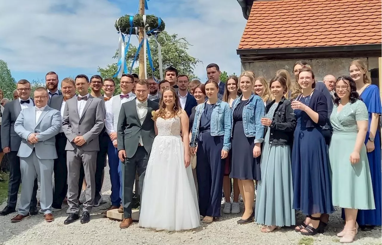 Rebecca und Martin sagen nach zehn Jahren endlich Ja: Langes Spalier für das Paar