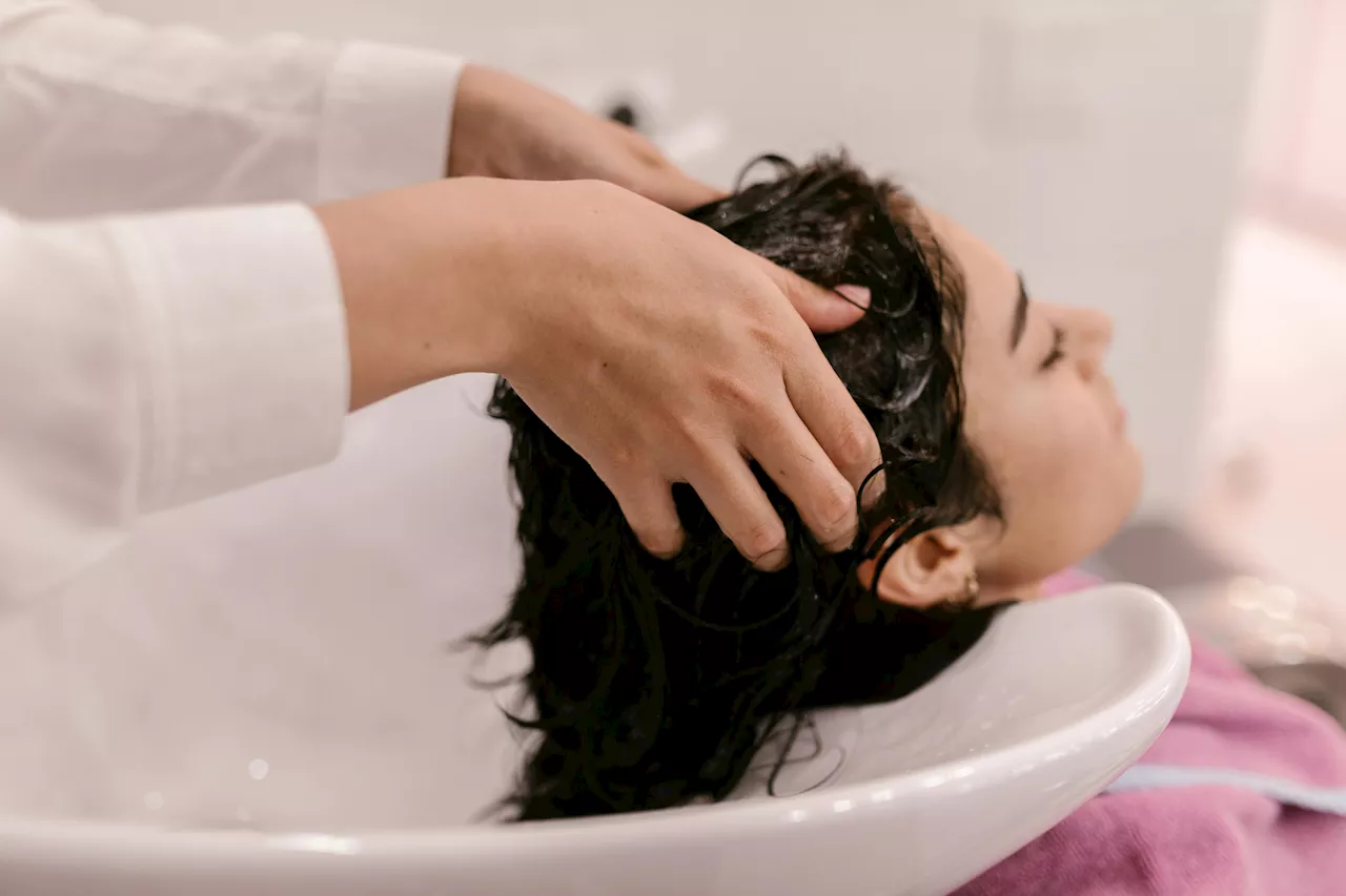 Hair Care Tips: गर्मी के मौसम में भी रहेंगी बालों की खूबसूरती बरकरार, बस झट से अपना लें ये चंद उपाय