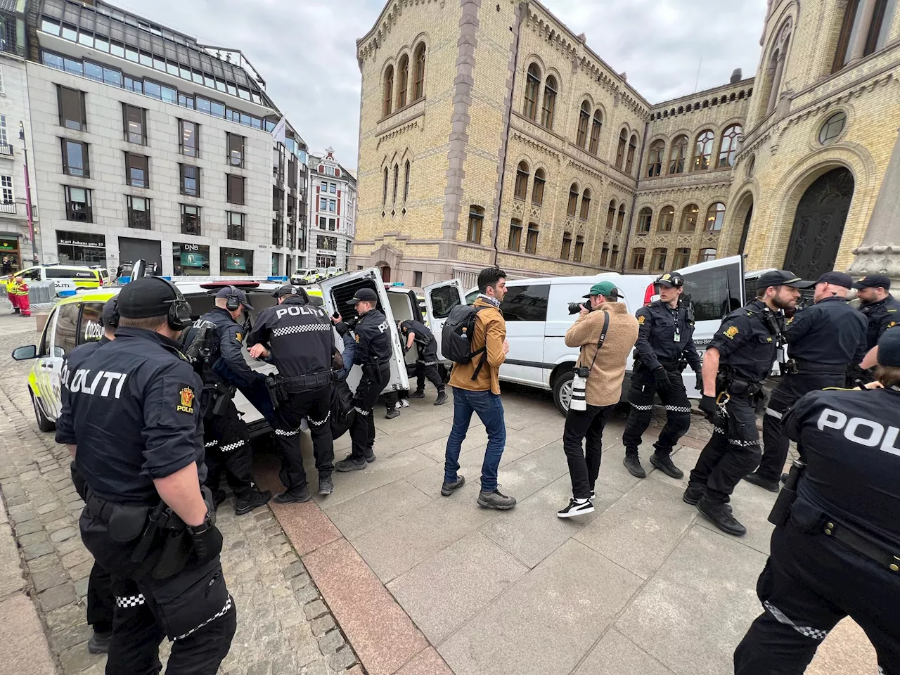 Demonstranter sperrer inngangen til Stortinget