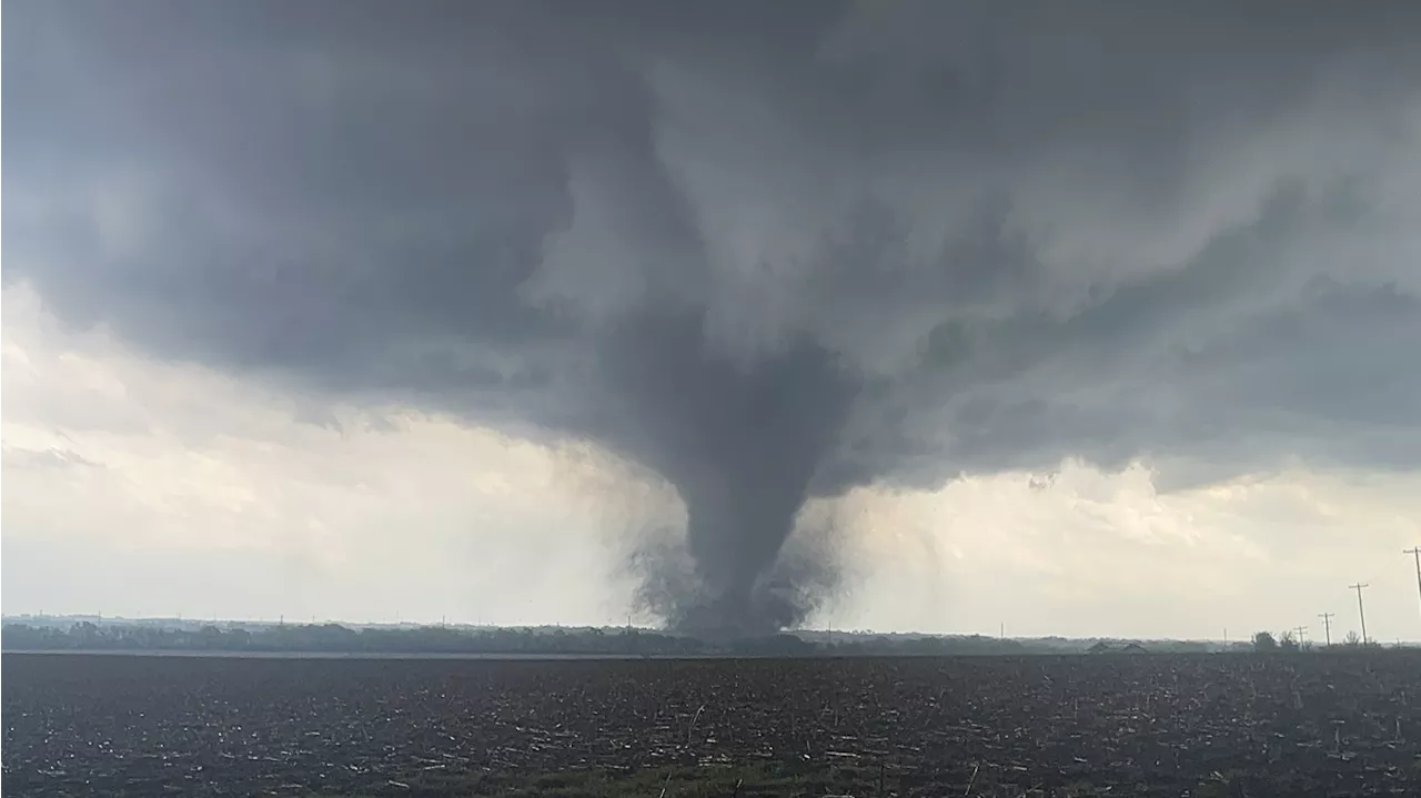 U.S. struck with more than 100 tornadoes, heavy snow in April