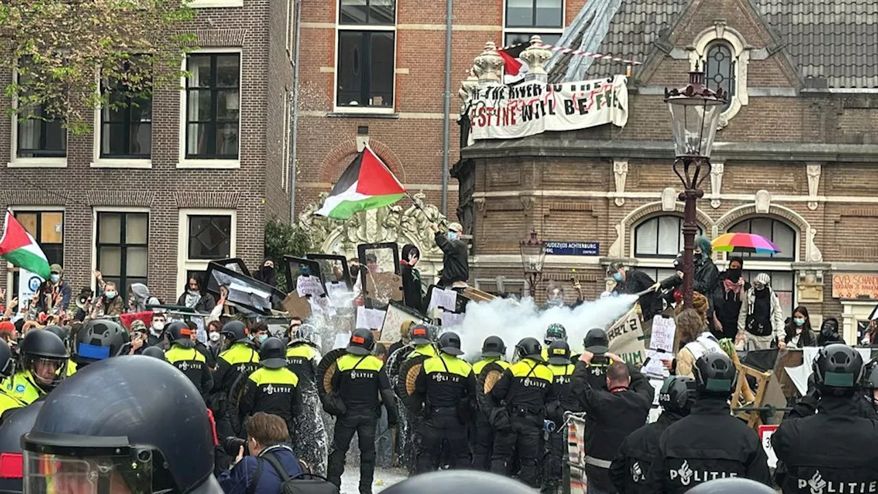 Mobiele eenheid grijpt in bij pro-Palestijns protest Universiteit van Amsterdam