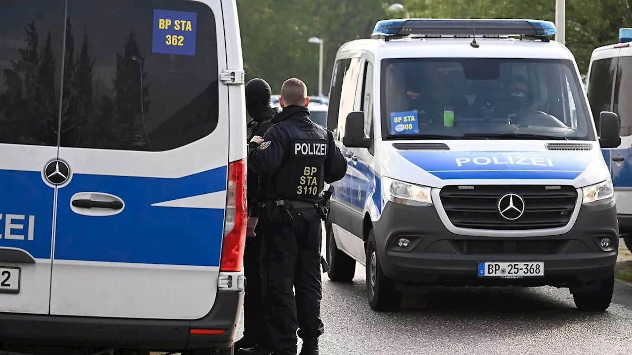 Nordrhein-Westfalen: Schleusen unter Lebensgefahr: Durchsuchungen in NRW