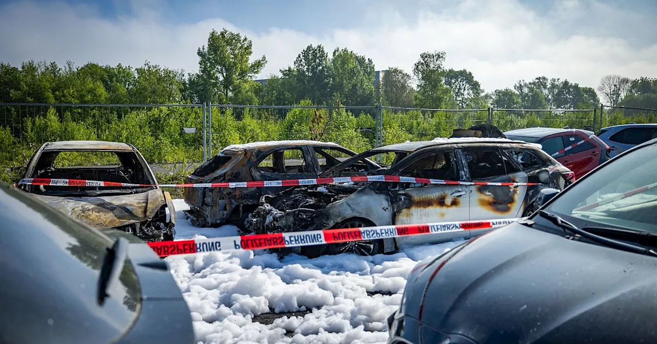 Feuerteufel: 11 Autos brennen am ehemaligen Bielefelder Containerbahnhof aus