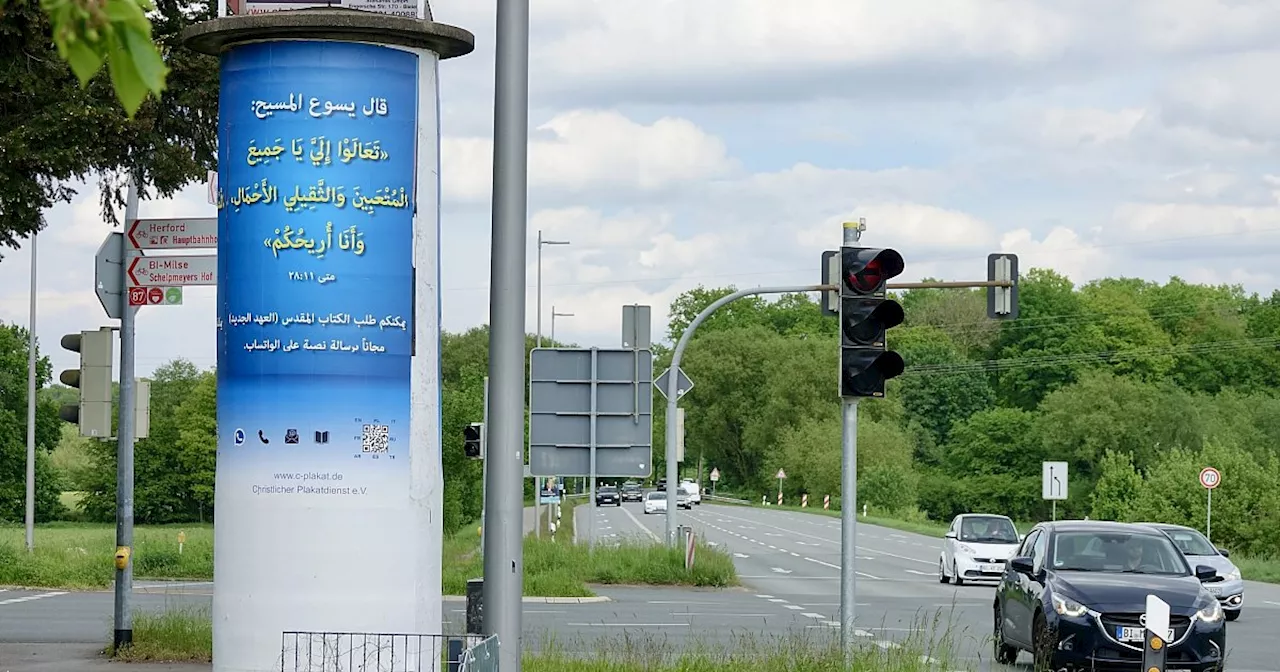 Plakat mit arabischen Schriftzeichen auf Bielefelder Litfaßsäule wirft Fragen auf