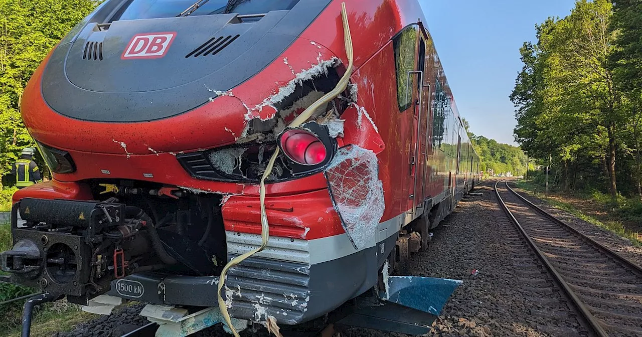 Zug kollidiert mit Wohnwagen in Arnsberg – eine Person verletzt