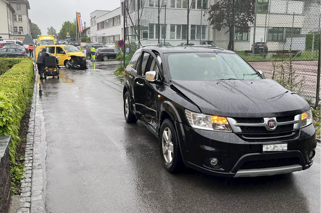 Degersheim SG: Kollision zwischen Auto und Lieferwagen