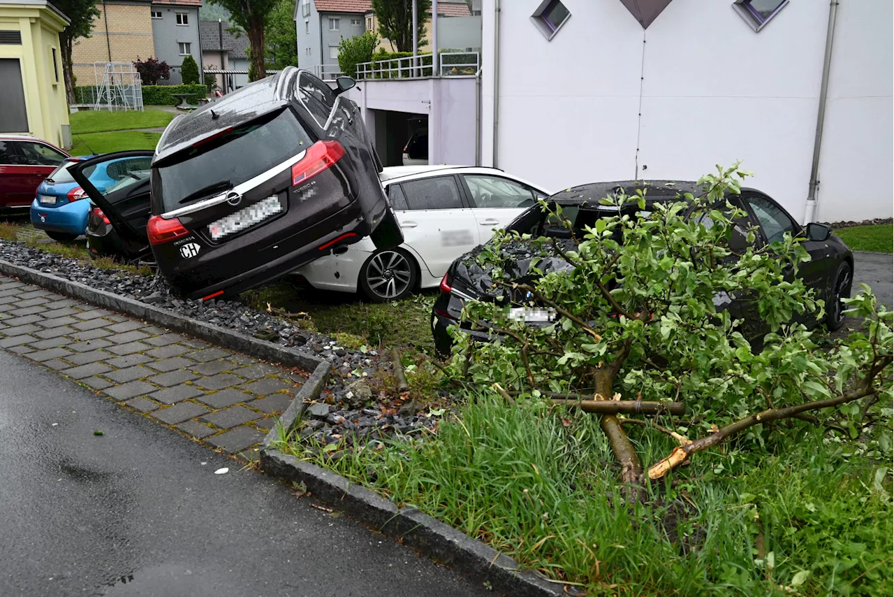 St. Margrethen SG: Selbstunfall – hoher Sachschaden an drei parkierten Autos