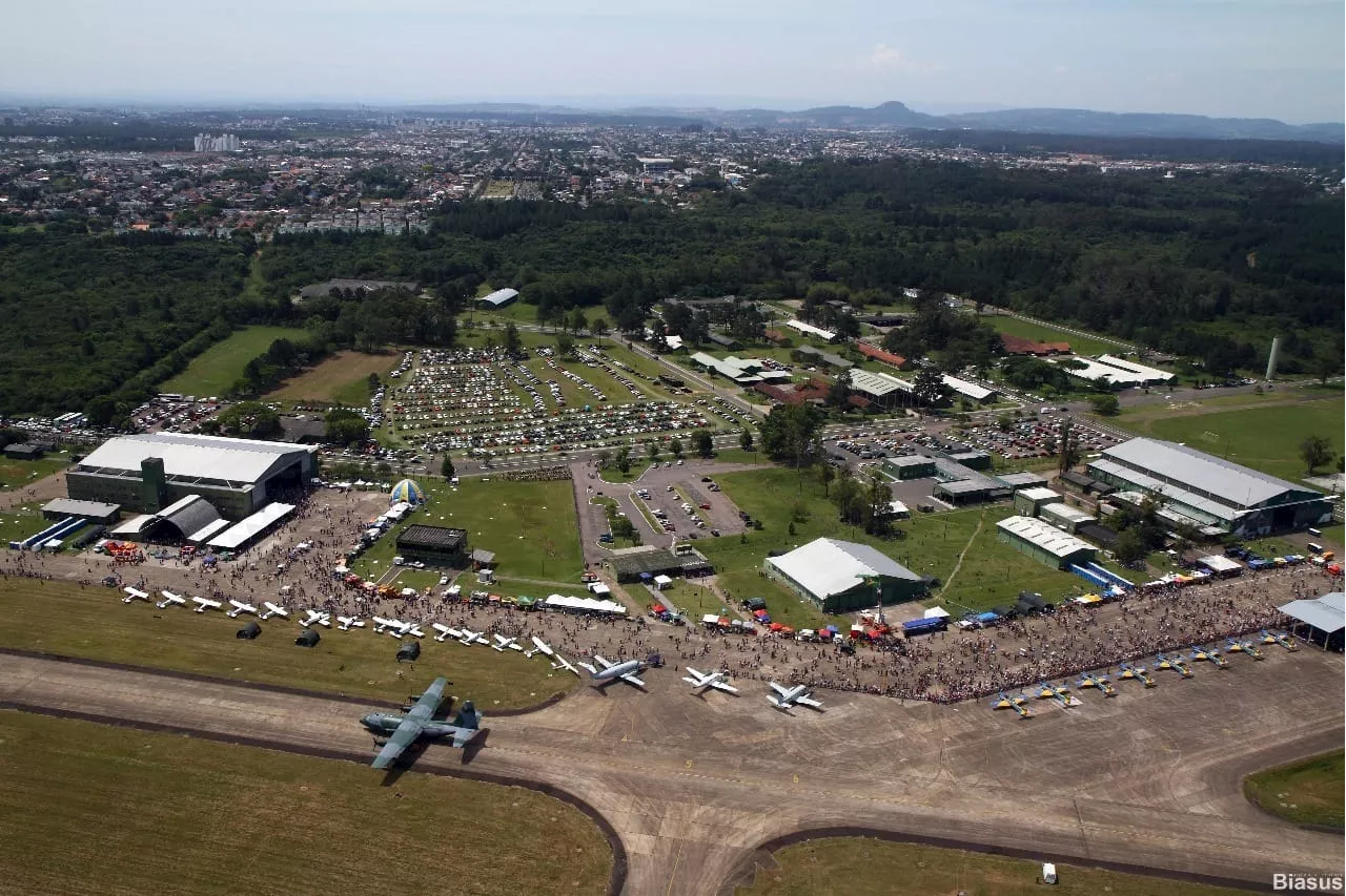 FAB vai abrir bases aéreas de Canoas e Santa Maria para voos comerciais no RS