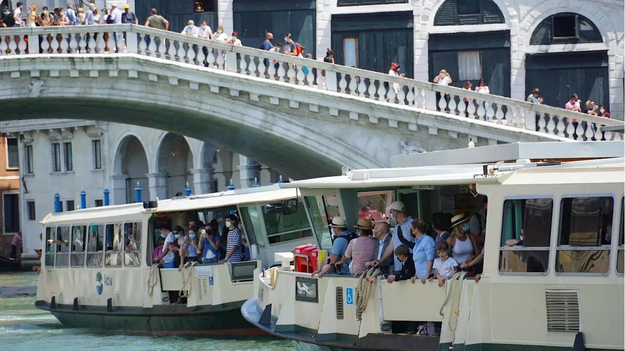 Venezia, una donna picchia e inveisce contro turisti sul vaporetto: “Siete troppi, rendete invivibile la citt…