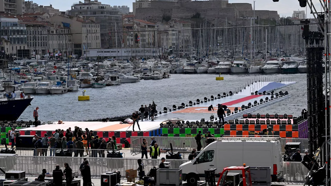 JO 2024 : la flamme olympique est arrivée à Marseille et fait ses premiers pas en France