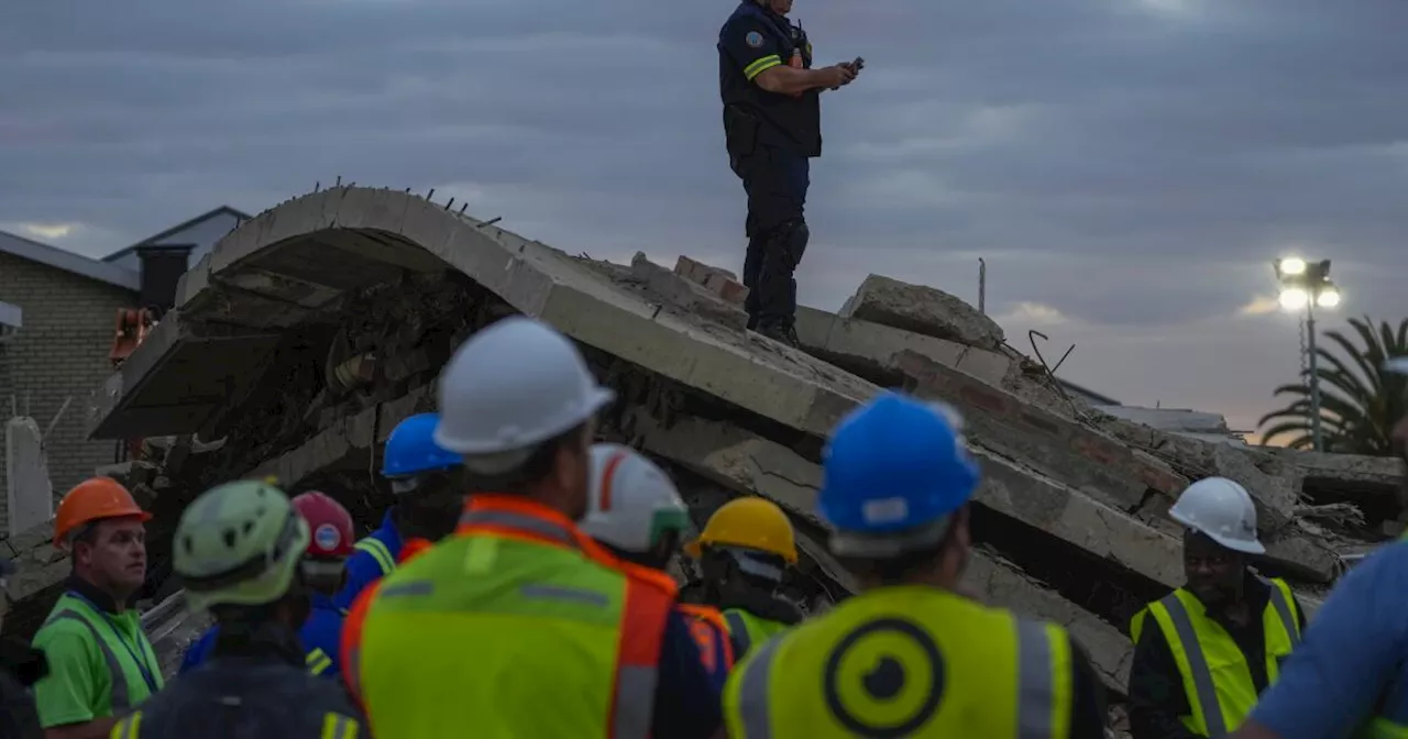 Buscan a decenas de desaparecidos tras derrumbe de edificio en Sudáfrica