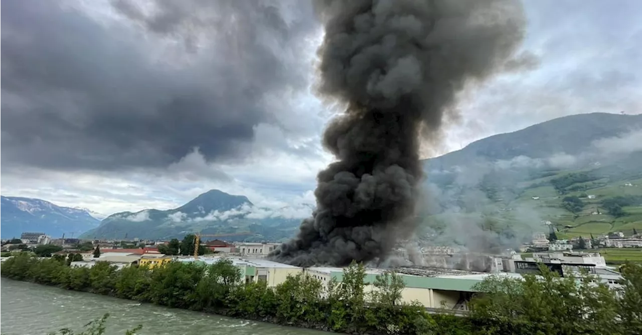 Bolzano, incendio nella sede di Alpitronic: chiuso lo spazio aereo sulla città