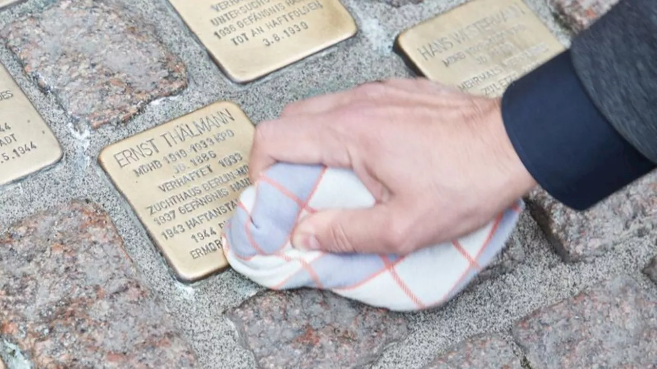 Nationalsozialismus: Abgeordnete reinigen Stolpersteine vor dem Hamburger Rathaus