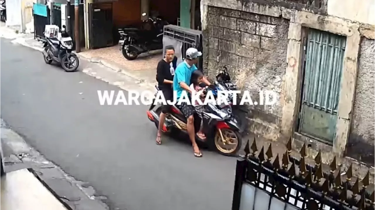 Boncengi Istri dan Anaknya, Seorang Pria Terekam CCTV Curi Ponsel dalam Dashboard Motor