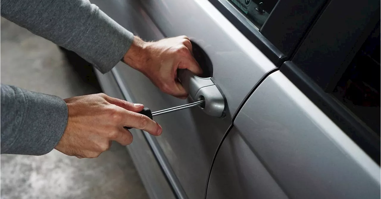 Il se promène sur le parking du Colruyt à Gilly avec deux poignards en tentant de voler dans les voitures
