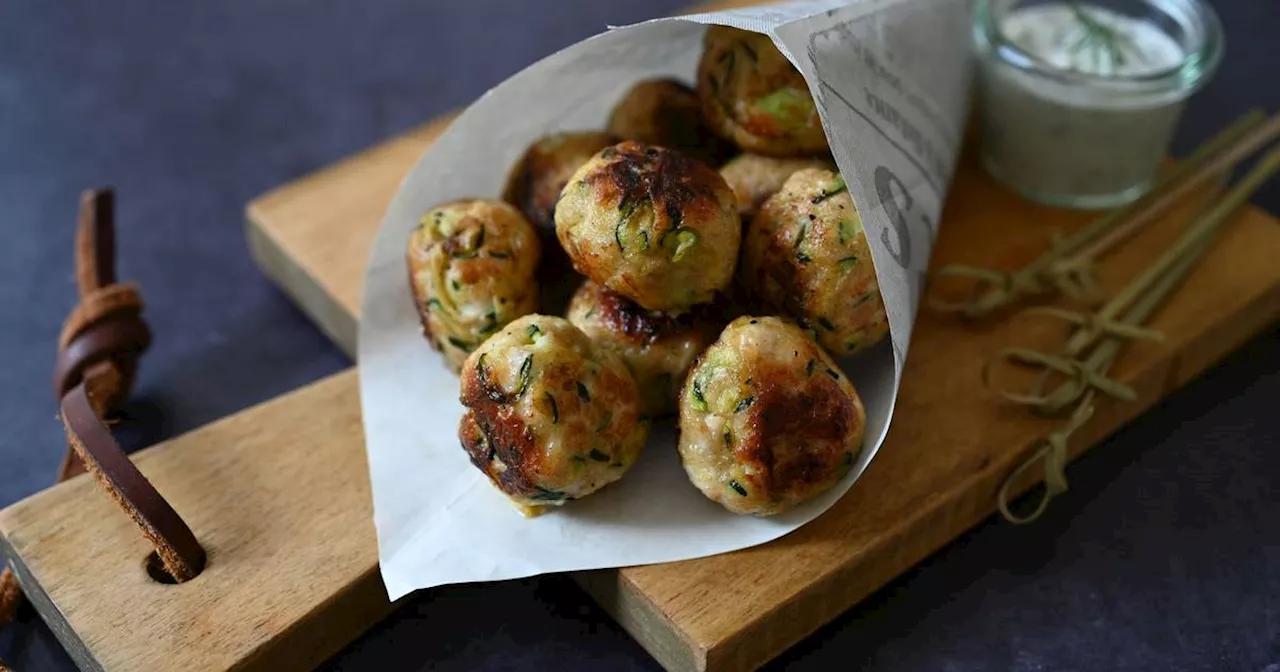 Zucchini-Hähnchen-Bällchen mit Feta-Joghurt-Dip