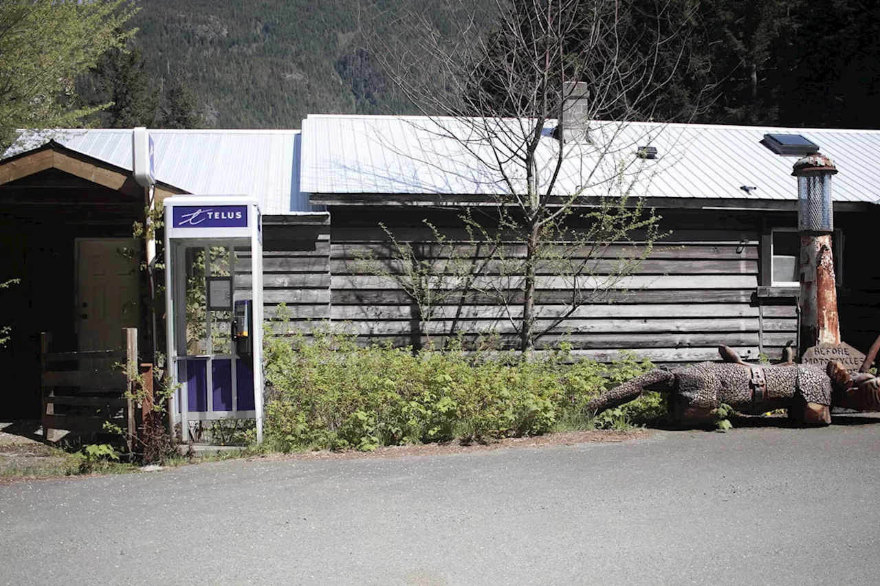 Loneley stretch of B.C. highway mourns final call for its last pay phone