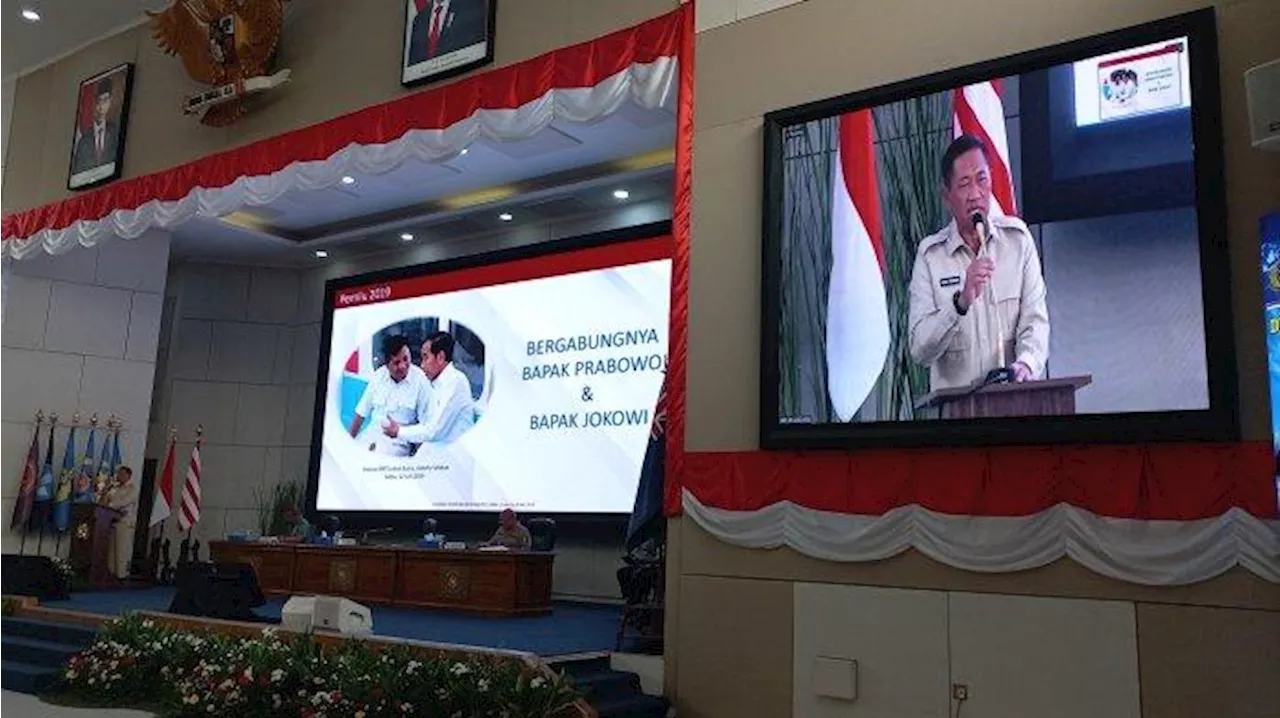 Momen Plt Sekjen Kemhan Tunjukkan Foto Prabowo-Jokowi & Prabowo-Gibran di ke Perwira Siswa TNI-Polri