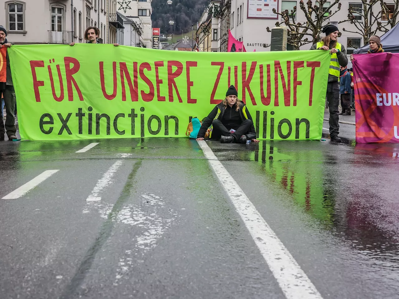 Extinction Rebellion: Demonstration vor dem Landhaus in Bregenz