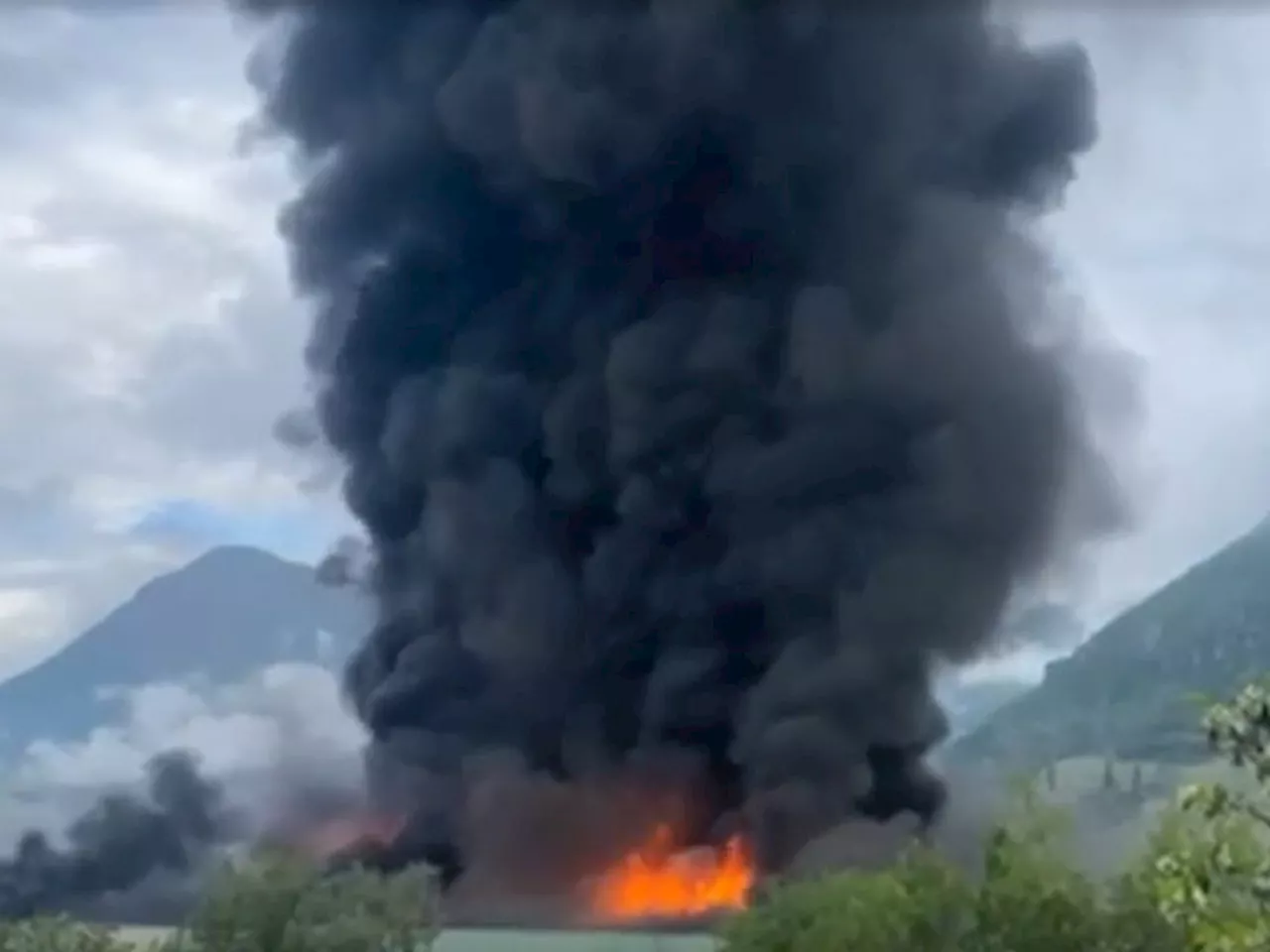 Großbrand von Lagerhalle in Bozen, offenbar keine Verletzten